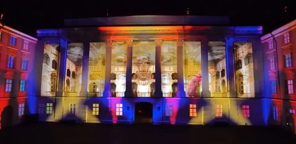 Bunte Fassadenprojektionen auf die historische Hofarchitektur – MOUNTMAGIC, Hofburg, Innsbruck, Österreich