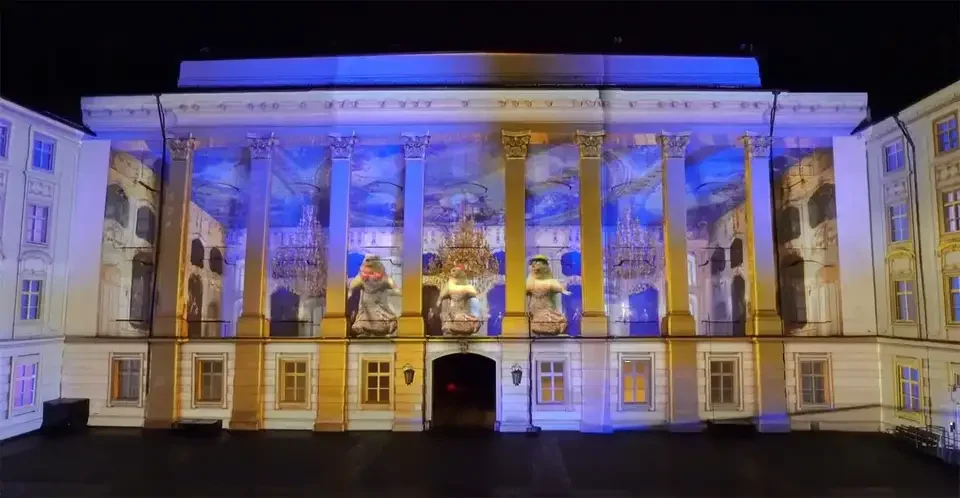 Bunte Fassadenprojektionen auf die historische Hofarchitektur – MOUNTMAGIC, Hofburg, Innsbruck, Österreich