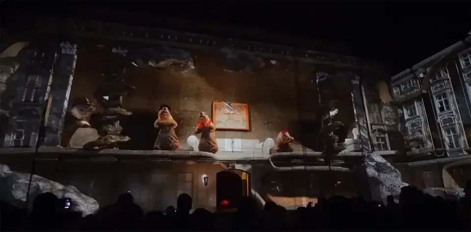 Historische Figuren und Bildmotive in einer Fassaden-Mapping-Show – MOUNTMAGIC, Hofburg, Innsbruck, Österreich