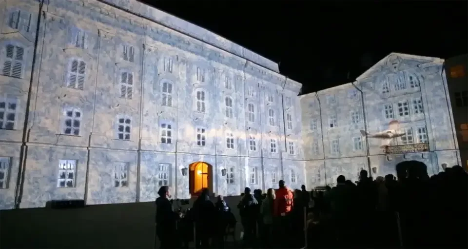 Steintexturen und geometrische Muster auf der Gebäudefassade – MOUNTMAGIC, Hofburg, Innsbruck, Österreich