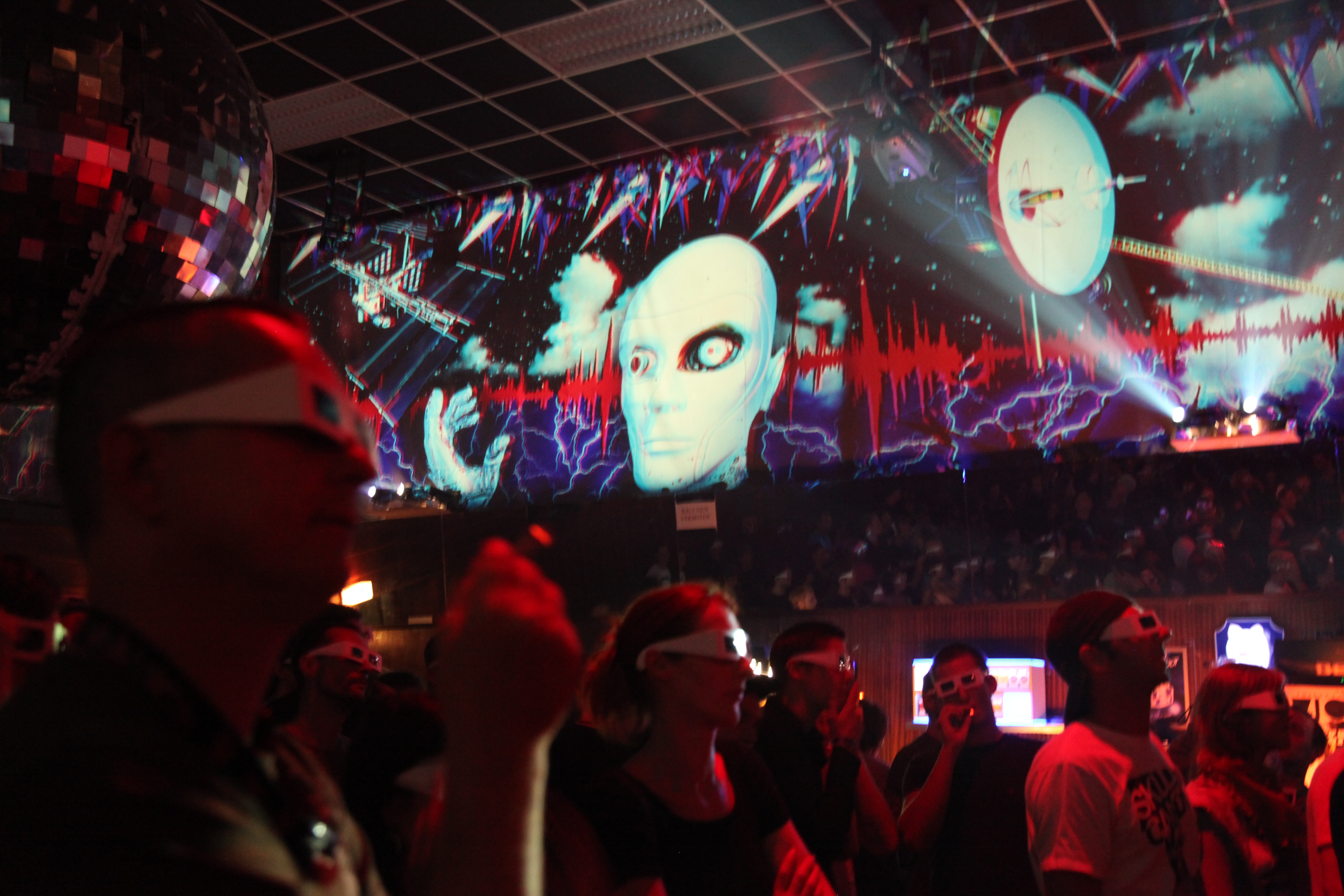 Figuren und abstrakte Motive als Live Visuals rund um den Veranstaltungsraum – Digital, Planetarium, Wien, Österreich
