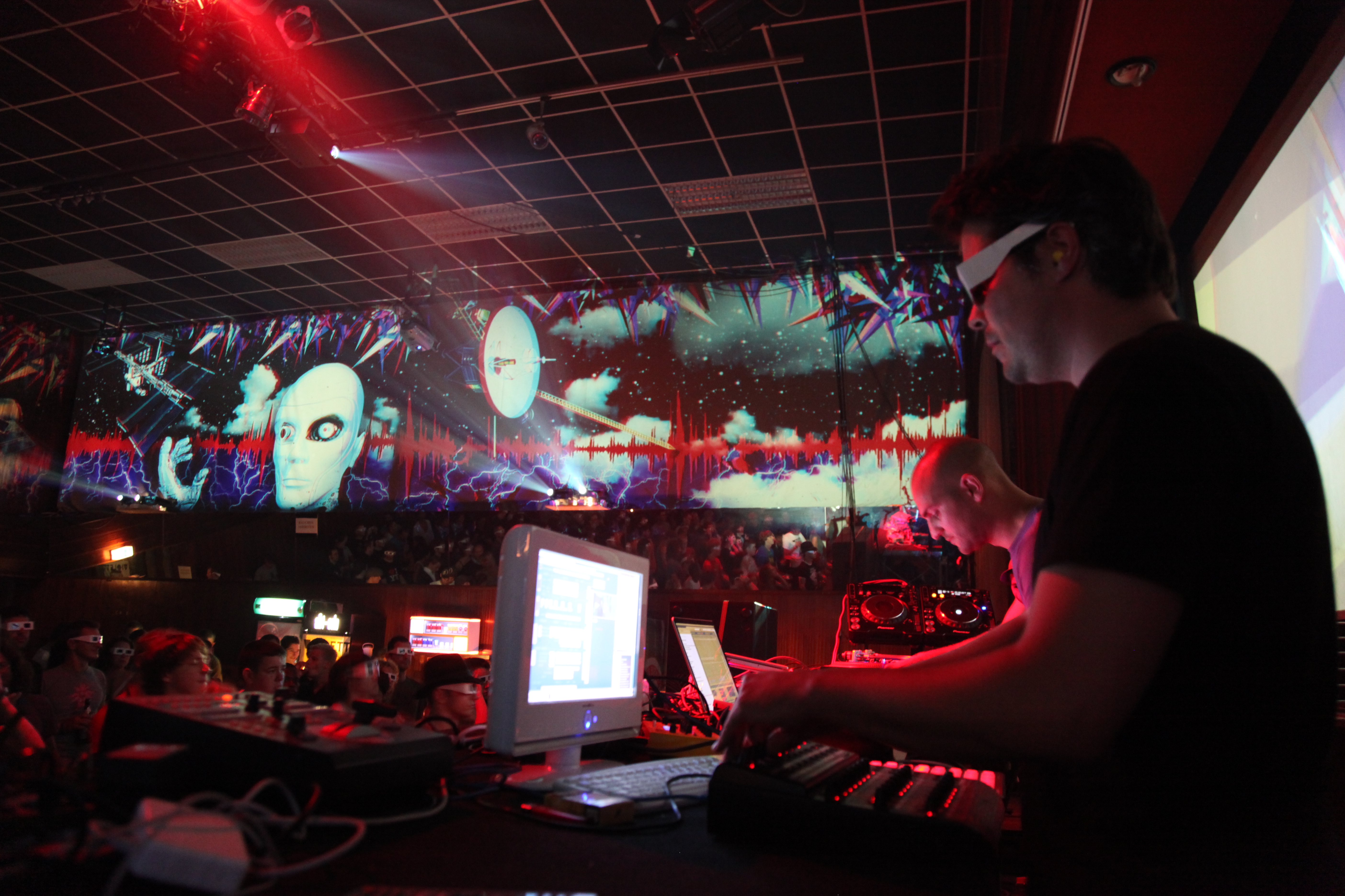Laptop und Videosteuerung vor großflächigen Live Visuals – Digital, Planetarium, Wien, Österreich