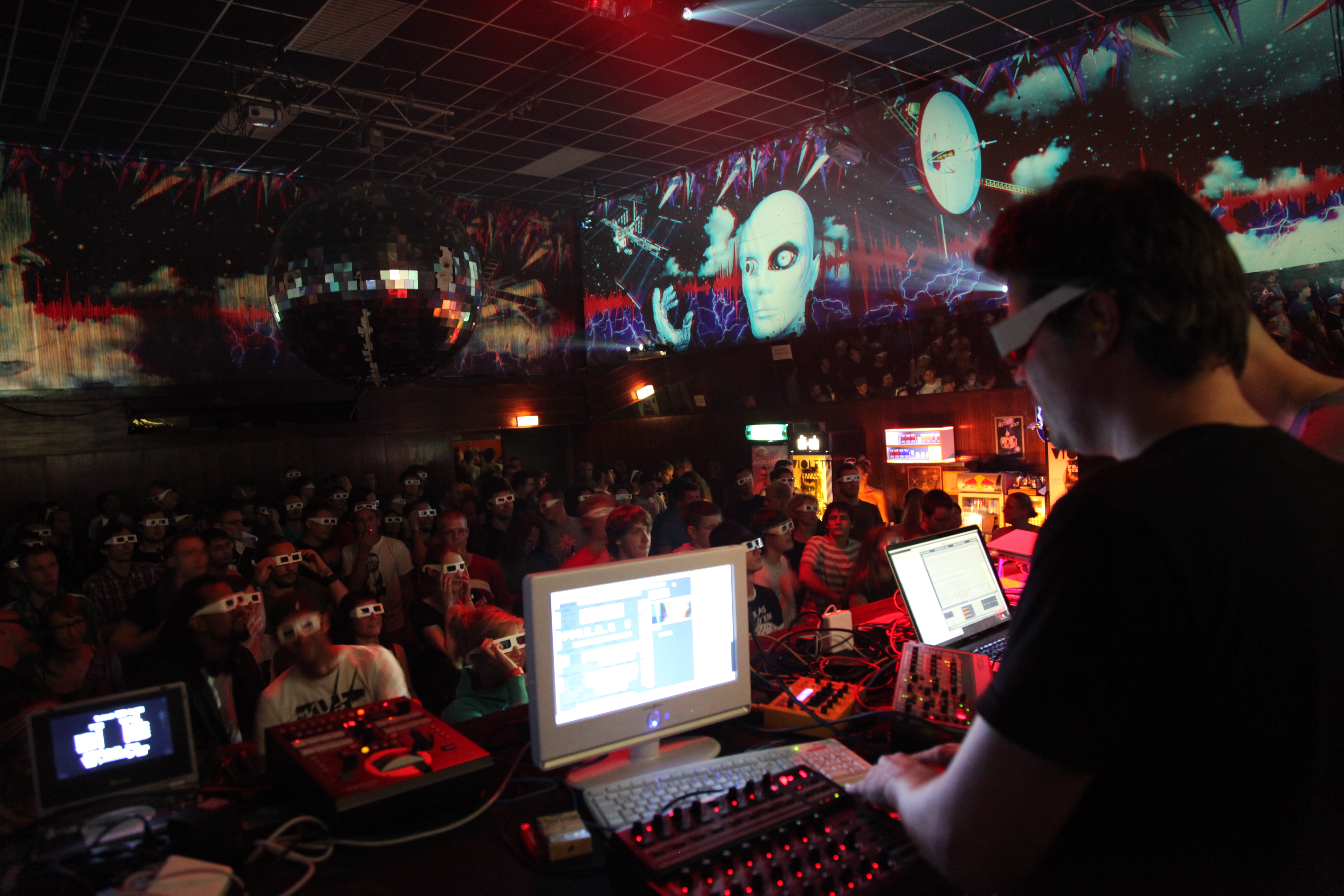 Laptop und Videosteuerung vor großflächigen Live Visuals – Digital, Planetarium, Wien, Österreich