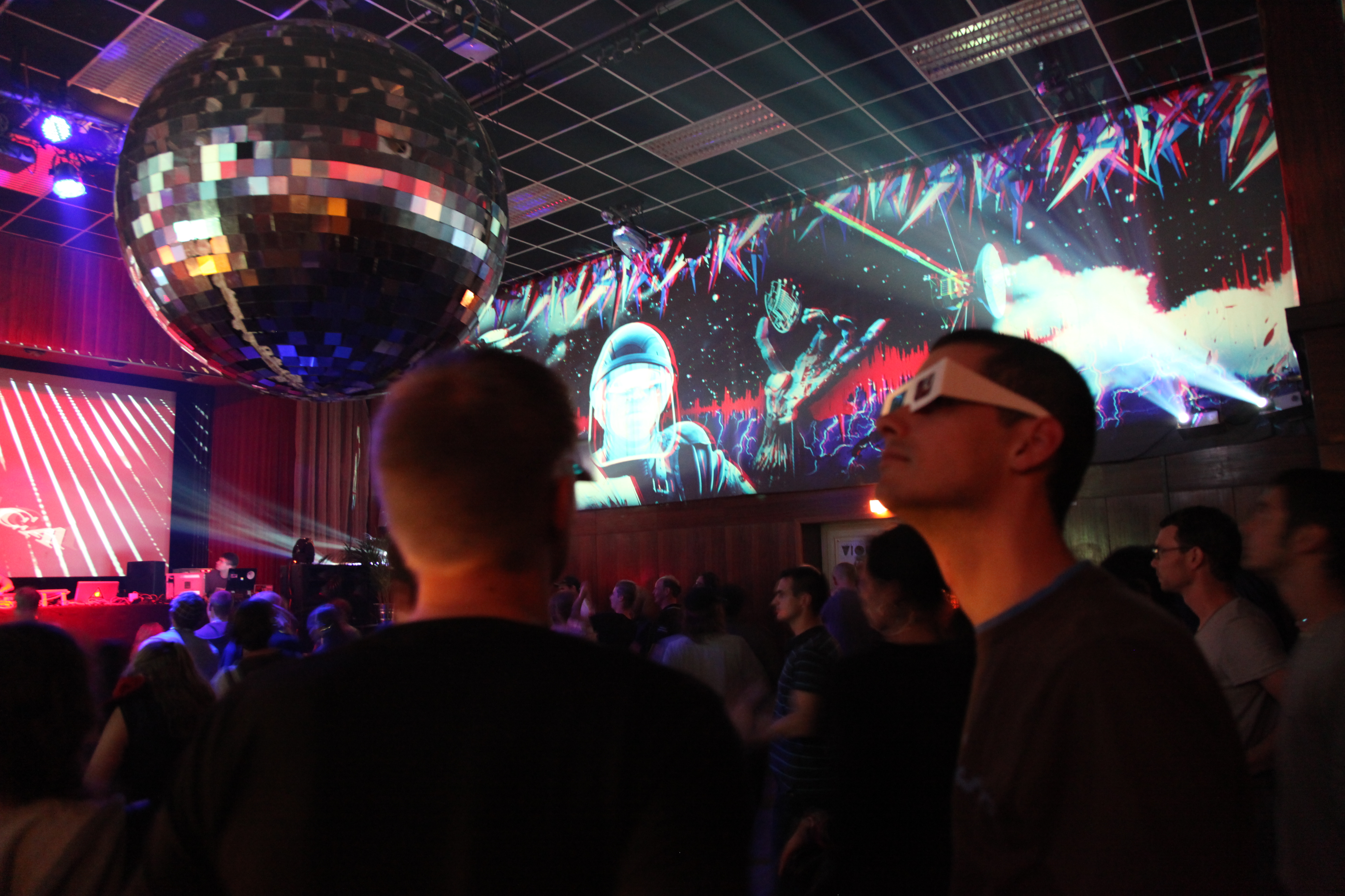 Publikum unter großflächigen Figuren- und Texturprojektionen – Digital, Planetarium, Wien, Österreich