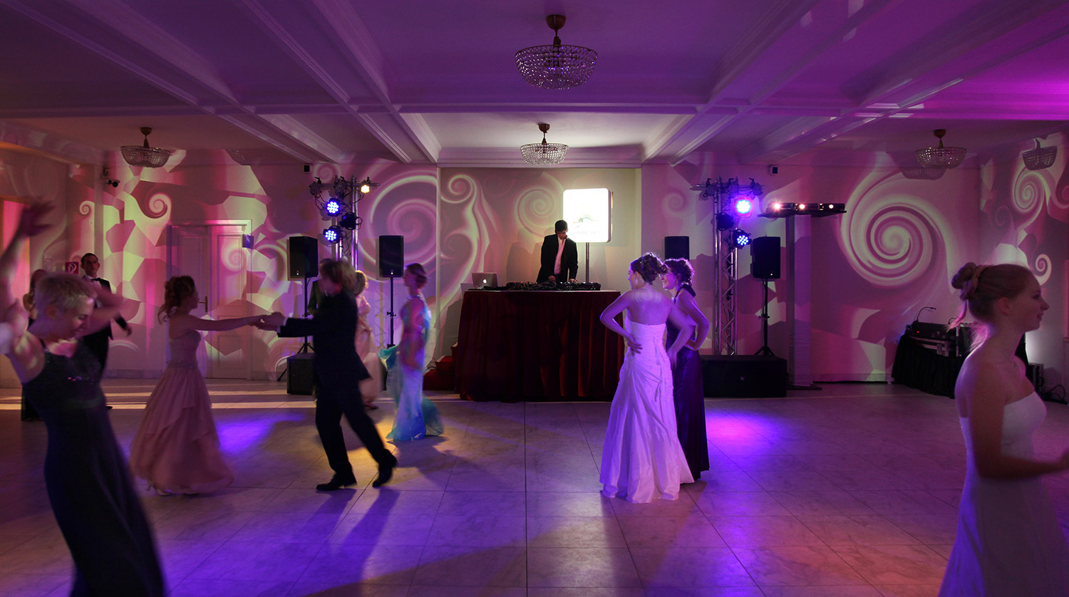 Weite Ballsaalansicht mit Tanzpaaren und Panoramaprojektion – Hofburg, Hofburg, Wien, Österreich