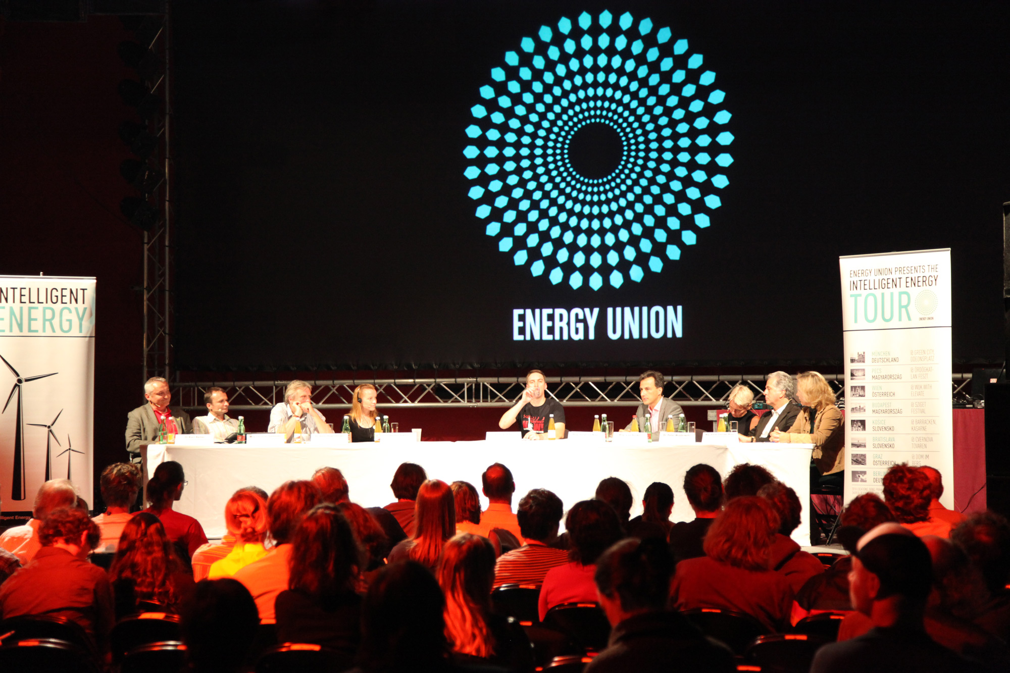 Podiumsdiskussion vor dem projizierten Energy-Union-Logo – Energy Union, Dom im Berg, Graz, Österreich