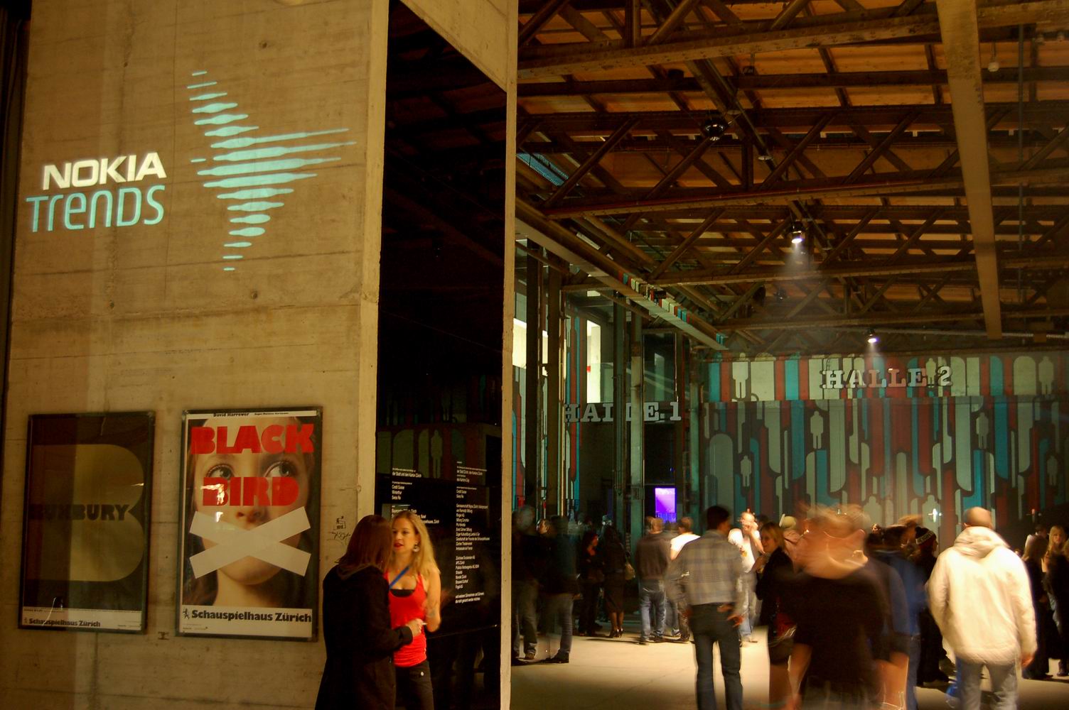 Nokia-Trends-Logo als Projektion auf eine Säule neben der bespielten Halle – Nokia Trends - Zürich, Schiffbau, Zürich, Schweiz