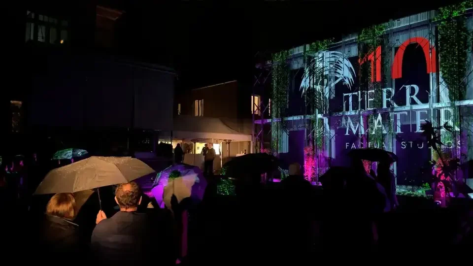 Gäste mit Regenschirmen vor der Jubiläumsprojektion – TERRA MATER, Wien, Österreich