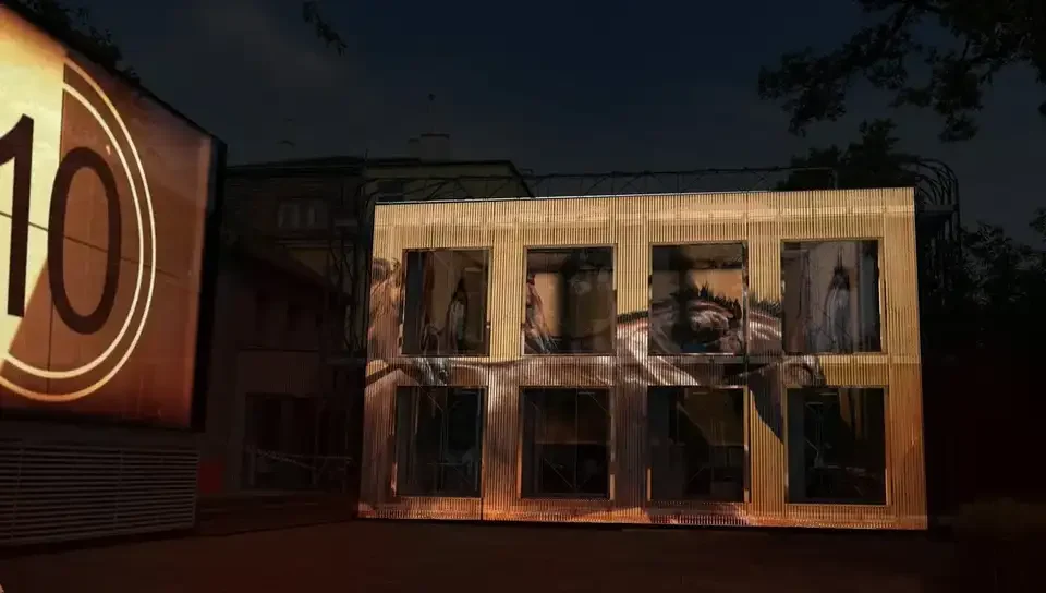 Weite Ansicht von Tierprojektionen auf der Fassade bei Nacht – TERRA MATER, Wien, Österreich