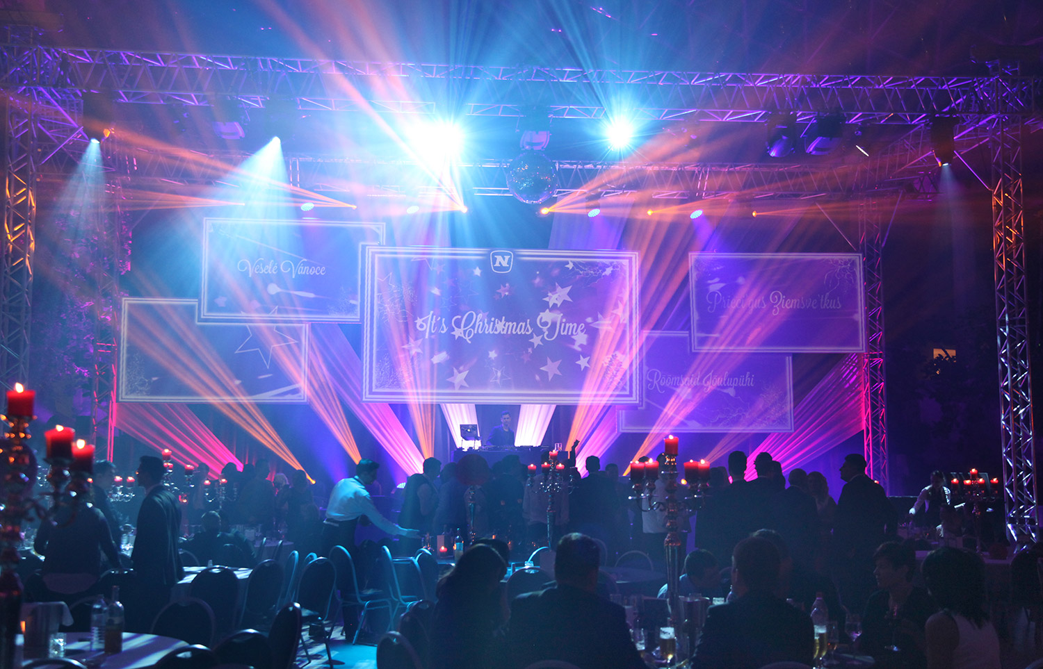 Geometric stage visuals behind the audience and colourful light beams – Novomatic, Pyramide, Vösendorf, Austria