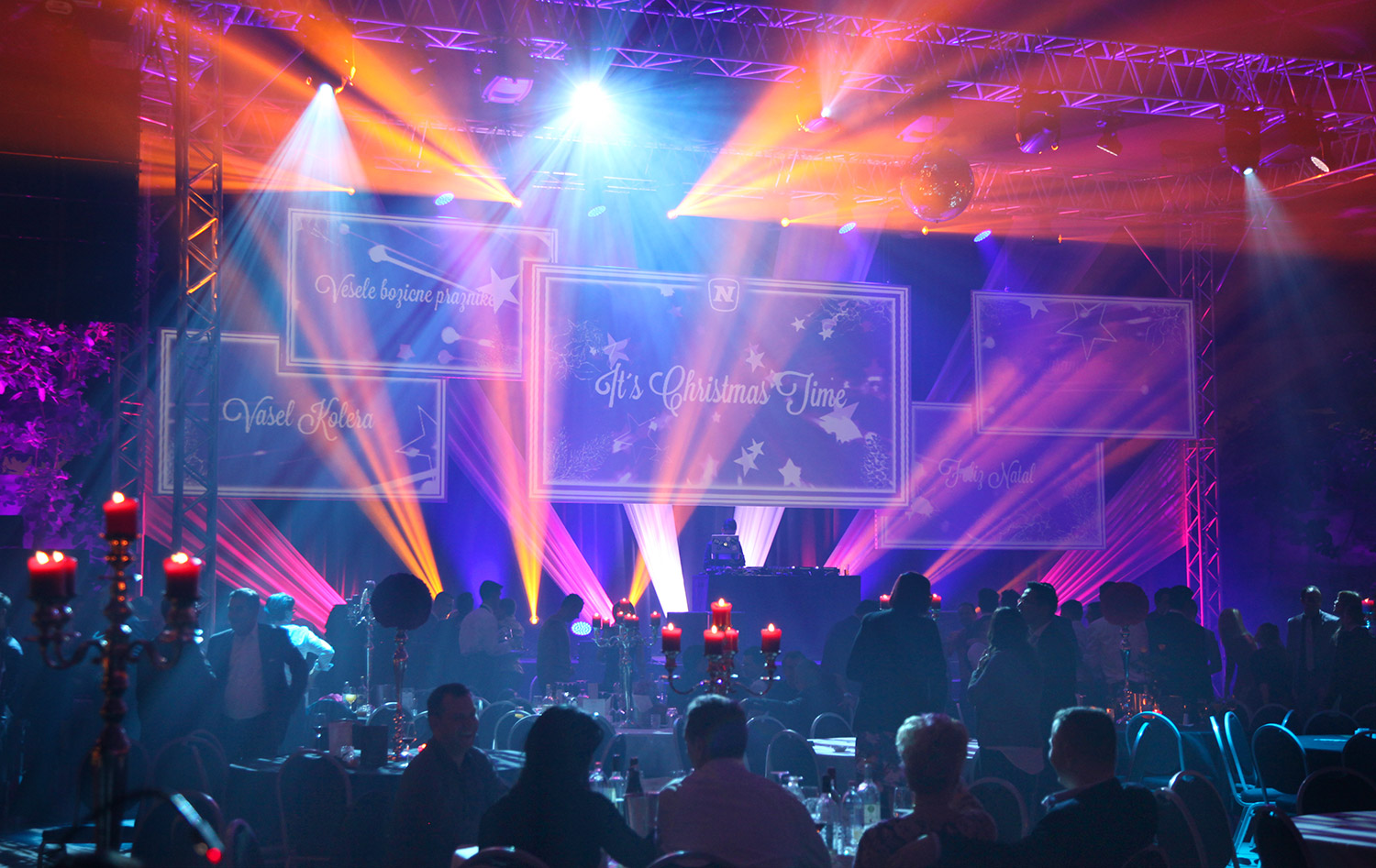 Geometric stage visuals behind the audience and colourful light beams – Novomatic, Pyramide, Vösendorf, Austria