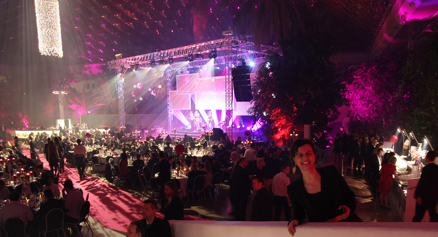 Wide view of dining tables and the projected concert stage – Novomatic, Pyramide, Vösendorf, Austria