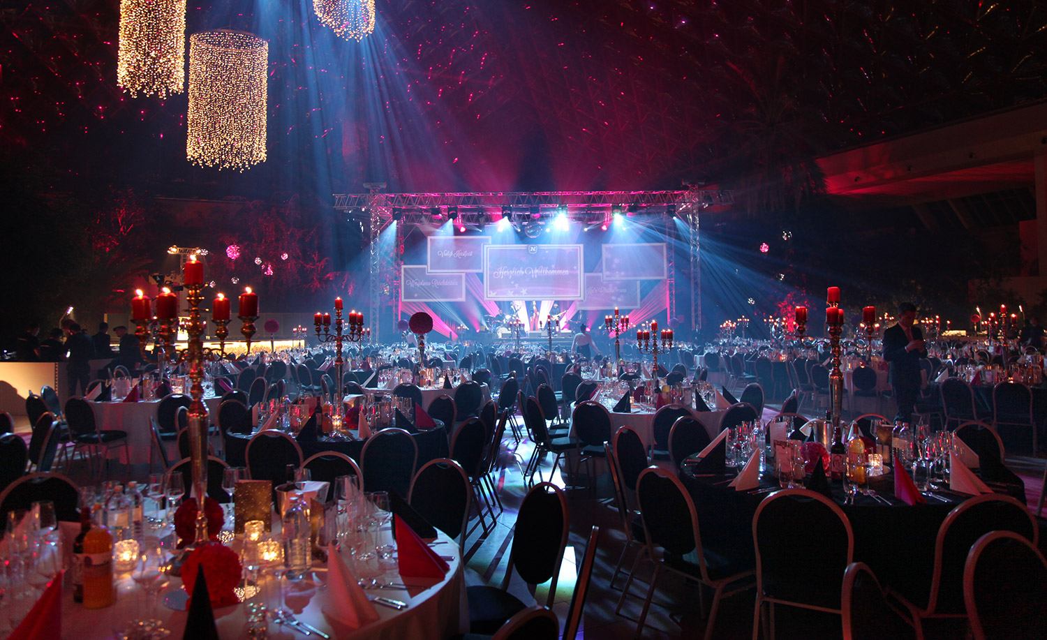 Wide view of dining tables and the projected concert stage – Novomatic, Pyramide, Vösendorf, Austria