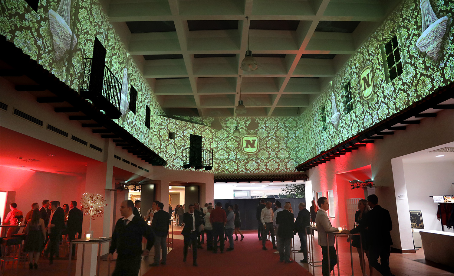 Grüne Ornament- und Markenprojektionen im Foyer – Novomatic, Pyramide, Vösendorf, Österreich