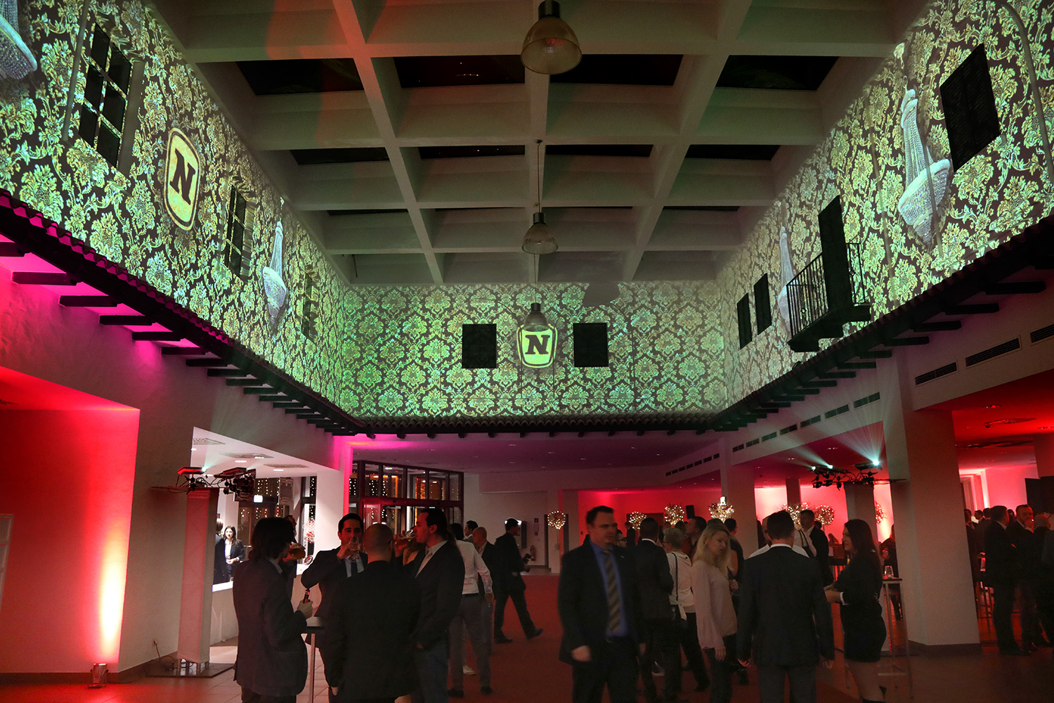 Grüne Ornament- und Markenprojektionen im Foyer – Novomatic, Pyramide, Vösendorf, Österreich