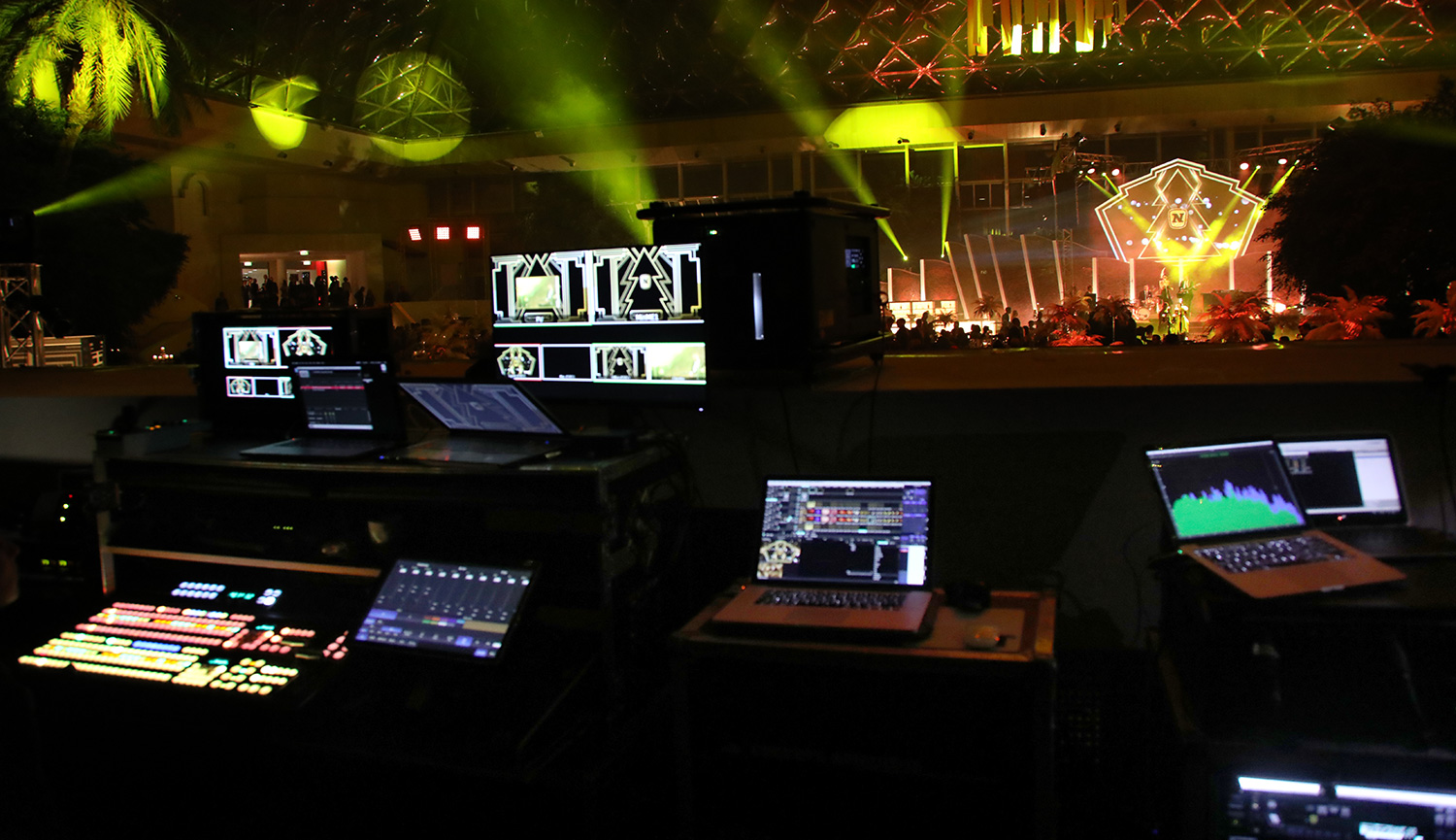 Videoregie mit Monitoren und Blick auf die bespielte Bühne – Novomatic, Pyramide, Vösendorf, Österreich