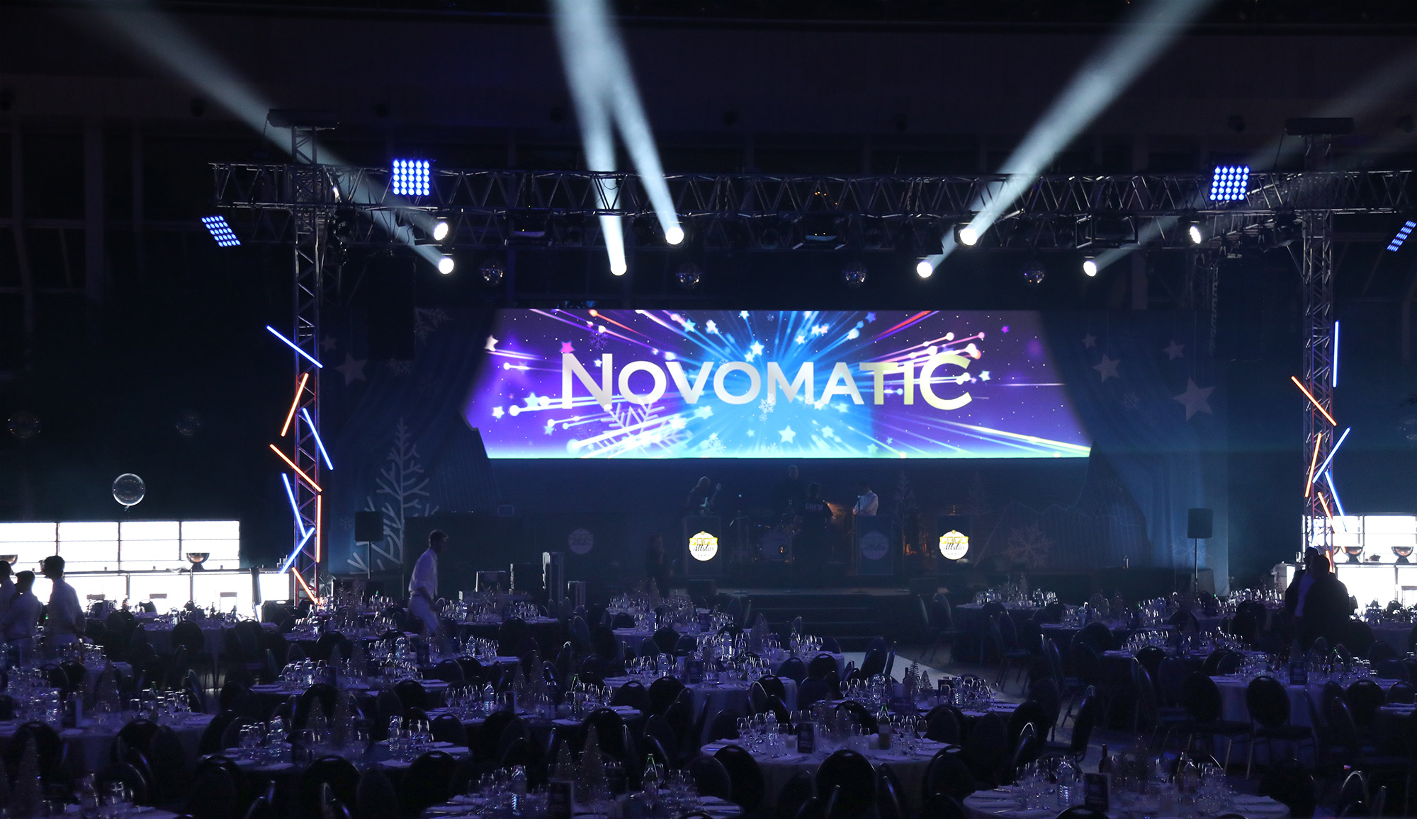 Geometrische Bühnenvisuals hinter dem Publikum und farbigen Lichtstrahlen – Novomatic, Pyramide, Vösendorf, Österreich