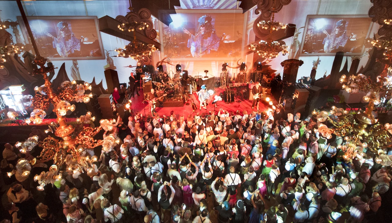 View from above of the crowded ballroom with projections – ALMDUDLER TRACHTEN-PÄRCHENBALL, City Hall, Vienna, Austria