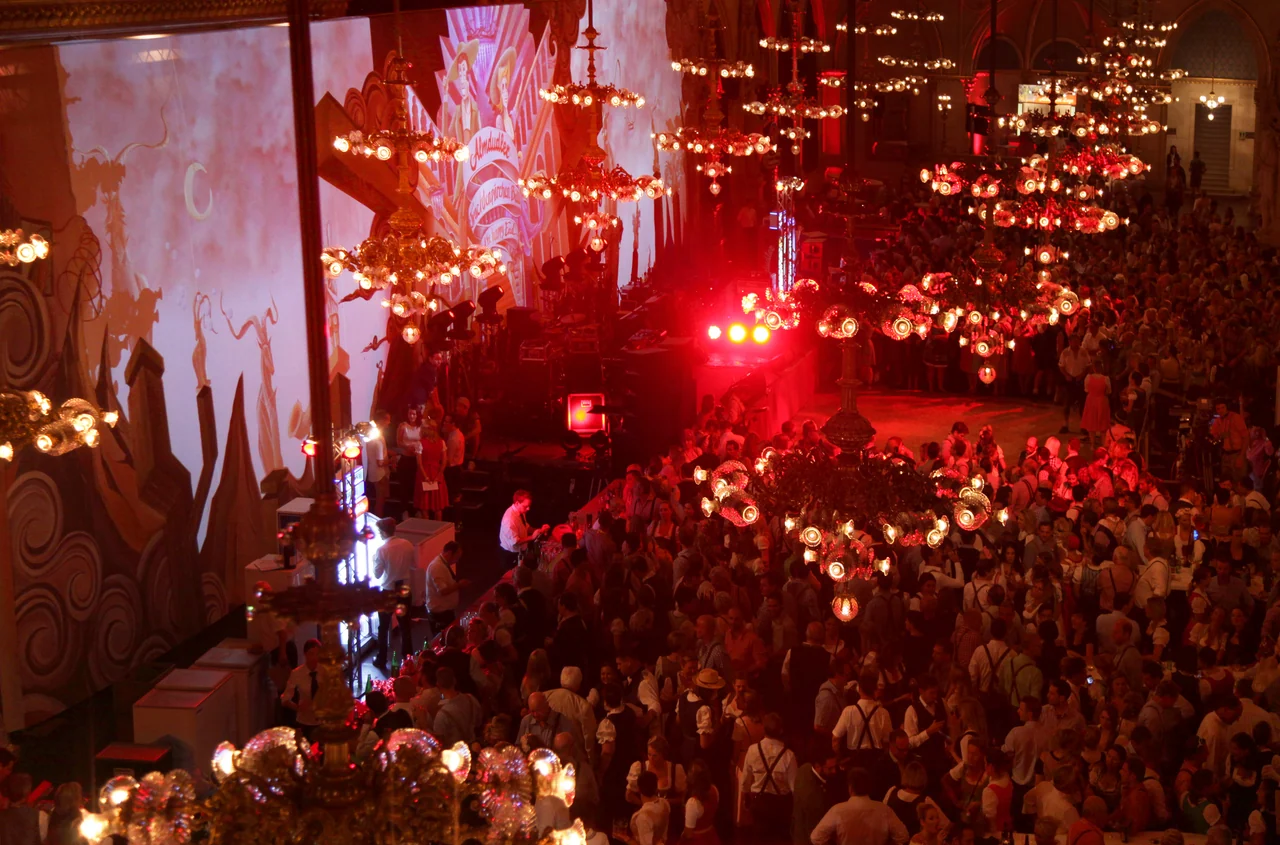 View from above of the crowded ballroom with projections – ALMDUDLER TRACHTEN-PÄRCHENBALL, City Hall, Vienna, Austria