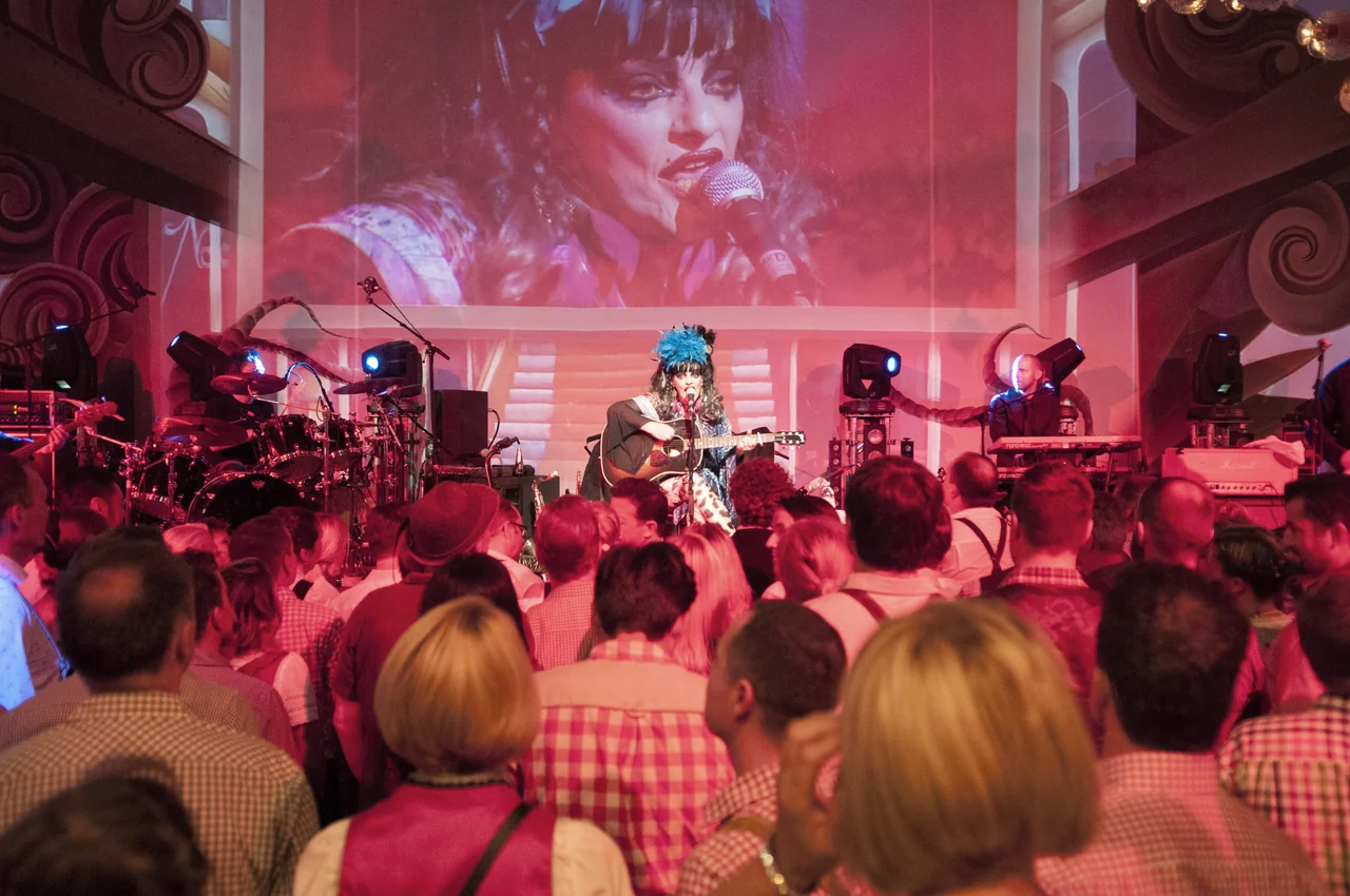 Large live image of a musician behind the concert stage – ALMDUDLER TRACHTEN-PÄRCHENBALL, City Hall, Vienna, Austria