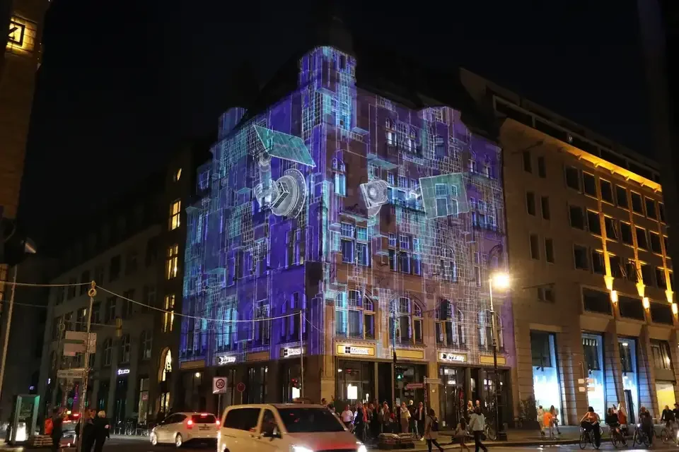 Blaue und violette Fassadenprojektion auf ein Gebäude – FESTIVAL OF LIGHTS, Berlin, Deutschland