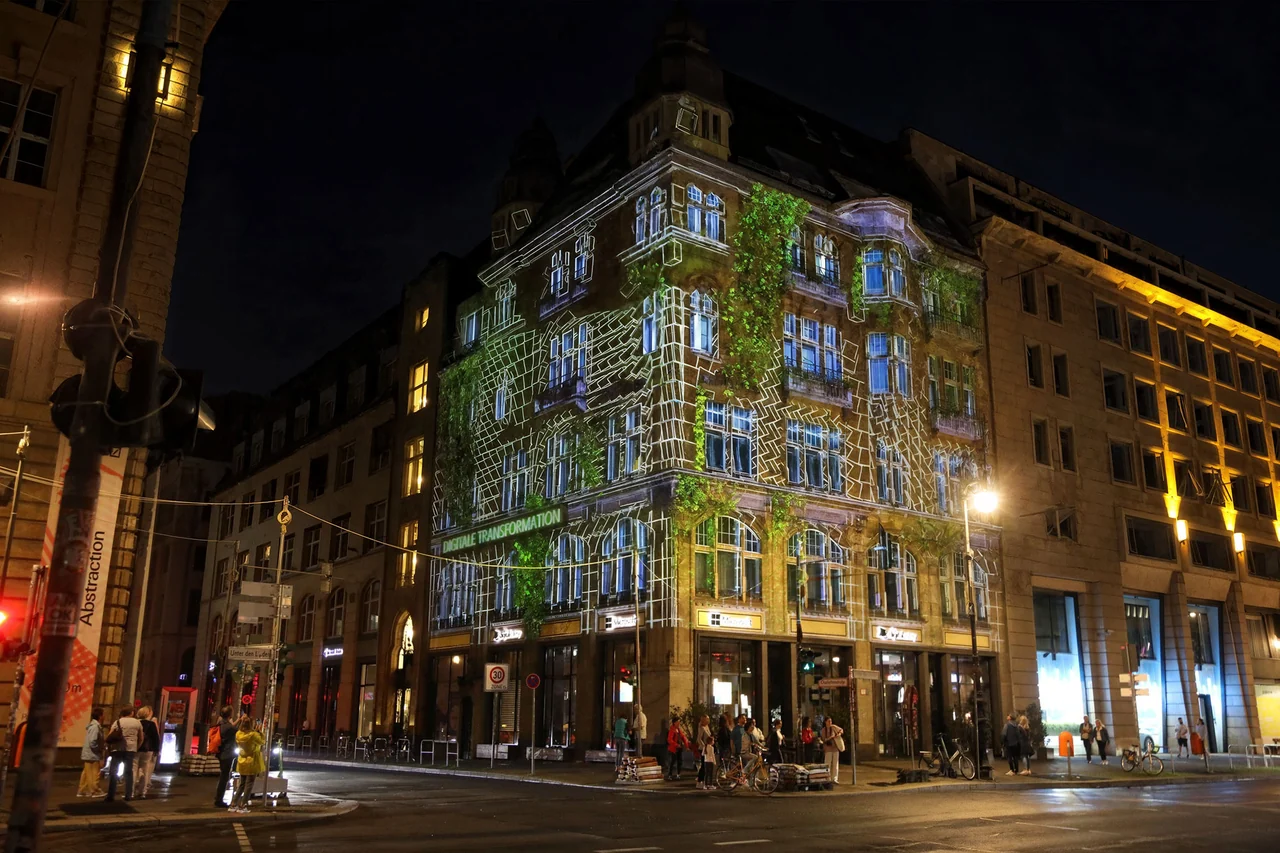 Bunte Projektionsmotive um Fenster und Fassadengliederung – FESTIVAL OF LIGHTS, Berlin, Deutschland