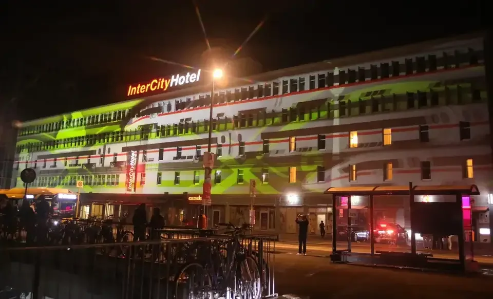 Farbige Streifenprojektion über die gesamte Gebäudefassade – FESTIVAL OF LIGHTS, Berlin, Deutschland