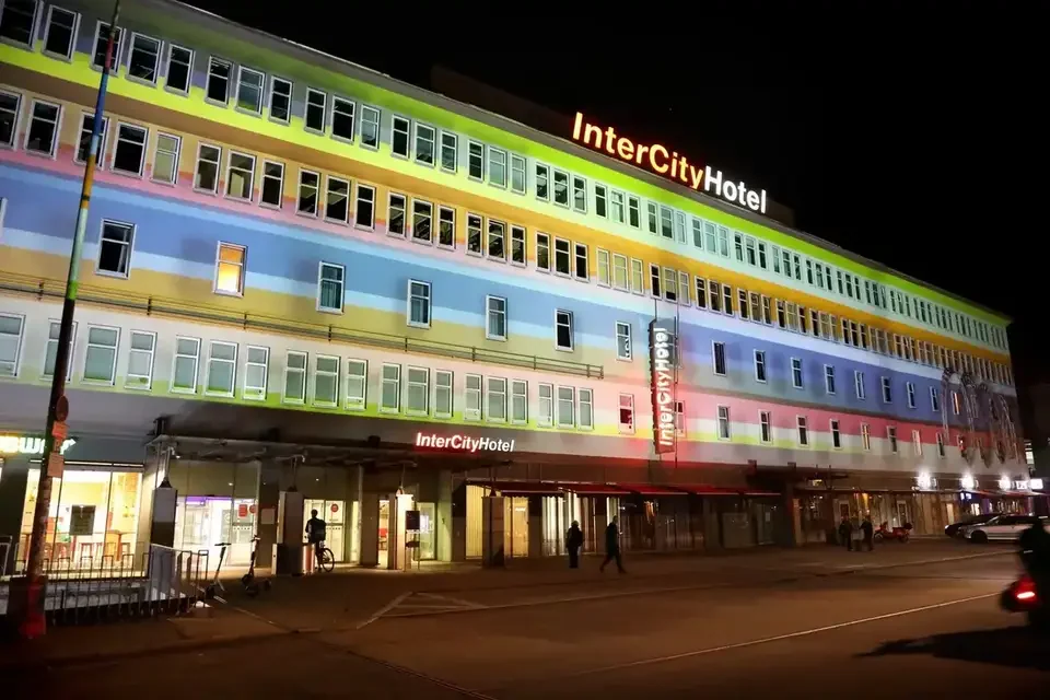 Farbige Streifenprojektion über die gesamte Gebäudefassade – FESTIVAL OF LIGHTS, Berlin, Deutschland