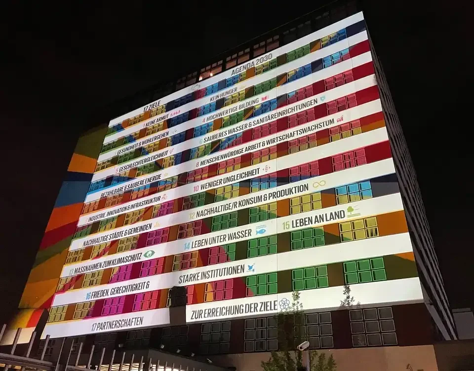 Farbige Streifenprojektion über die gesamte Gebäudefassade – FESTIVAL OF LIGHTS, Berlin, Deutschland