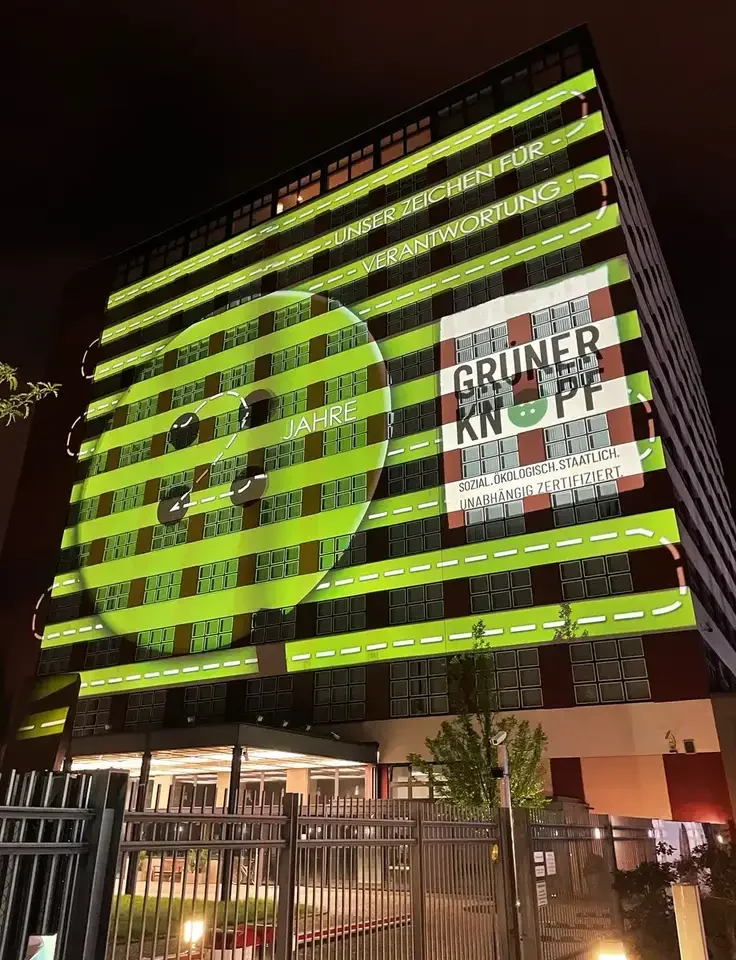 Farbige Streifenprojektion über die gesamte Gebäudefassade – FESTIVAL OF LIGHTS, Berlin, Deutschland
