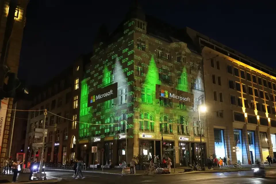 Grüne Fassadenprojektion auf ein mehrgeschossiges Gebäude – FESTIVAL OF LIGHTS, Berlin, Deutschland