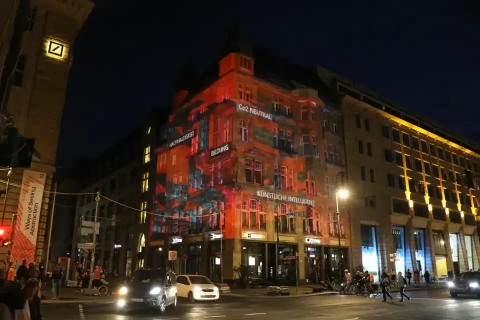 Rote Fassadenprojektion bei Nacht – FESTIVAL OF LIGHTS, Berlin, Deutschland