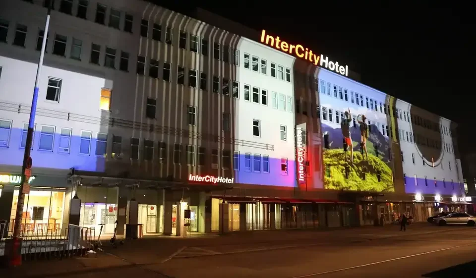 Schrift und Bildmotive als Großbildprojektion auf ein Gebäude – FESTIVAL OF LIGHTS, Berlin, Deutschland
