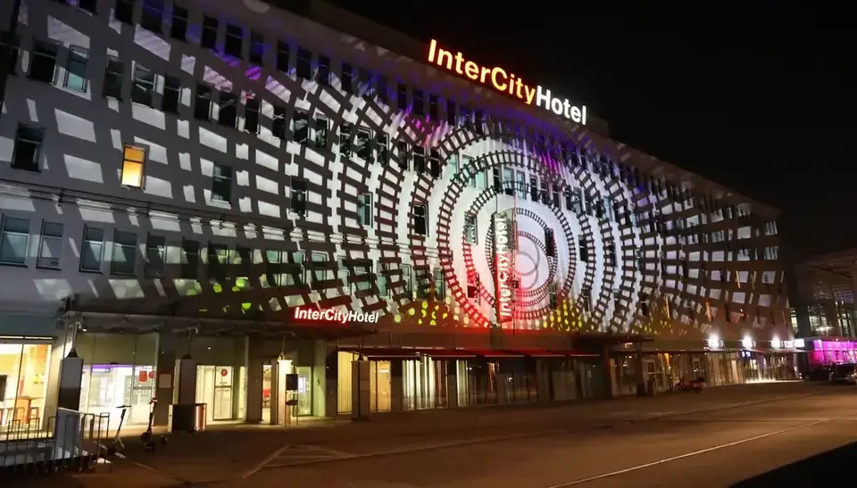 Spiralförmiges Mapping-Motiv über Fensterreihen – FESTIVAL OF LIGHTS, Berlin, Deutschland