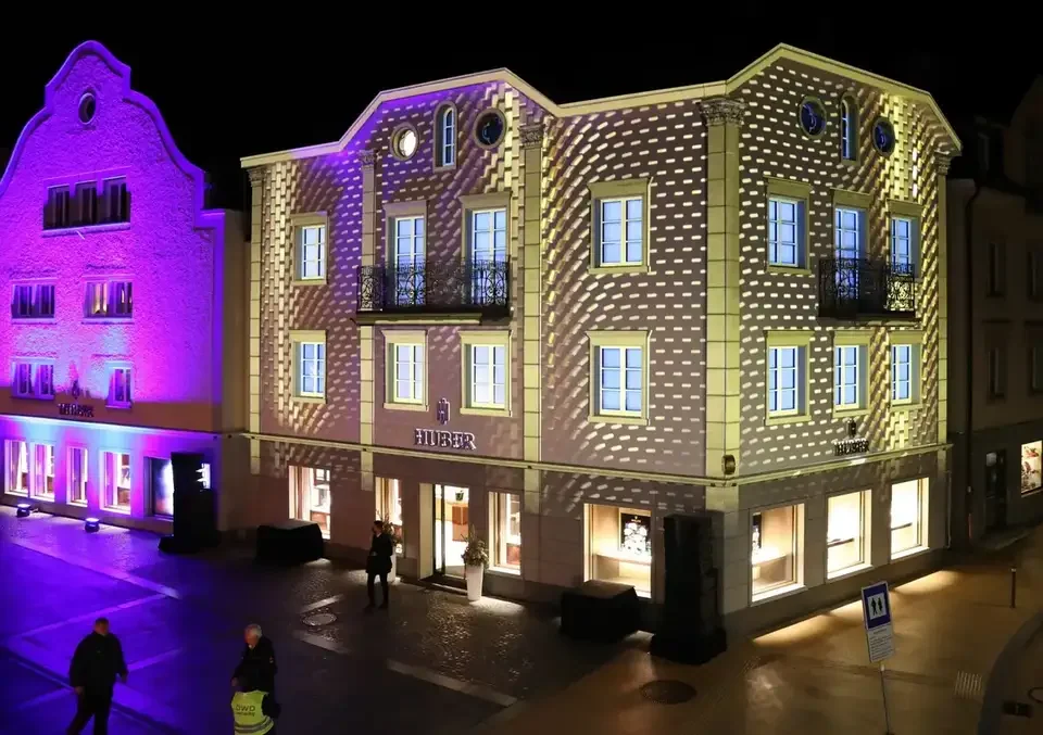 Gelbe und weiße Punktmuster als Fassadenmapping – HUBER OPENING, Huber Fine Watches & Jewellery, Bregenz, Österreich