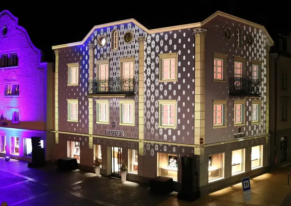 Gelbe und weiße Punktmuster als Fassadenmapping – HUBER OPENING, Huber Fine Watches & Jewellery, Bregenz, Österreich