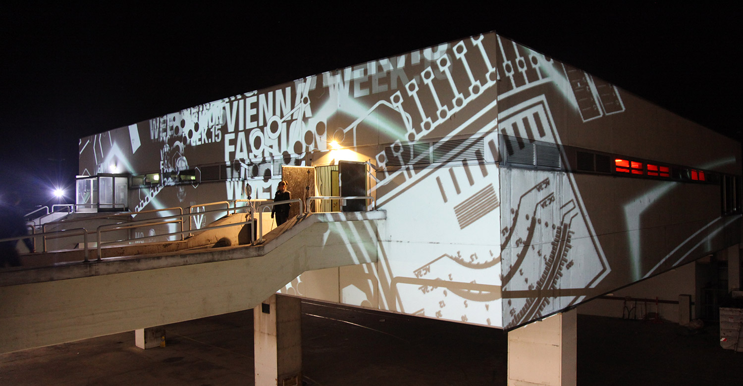 Fashionweek-Schrift und grafische Motive als Fassadenprojektion – Fashion Week Afterparty, Kantine, Wien, Österreich