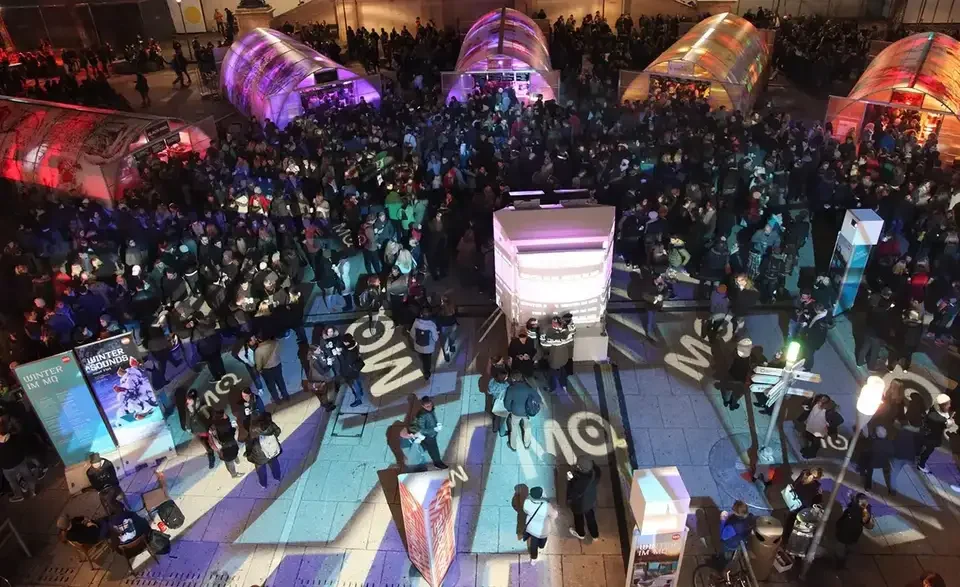 Blick von oben auf Gäste und Bodenprojektionen im Hof – WINTER IM MQ, MuseumsQuartier, Wien, Österreich