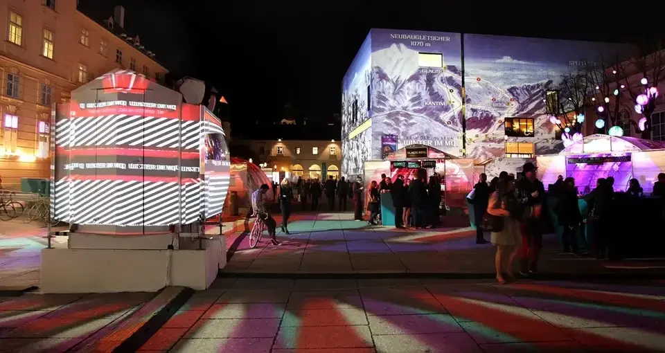 Museumsfassade und Hofboden mit winterlichen Projektionen – WINTER IM MQ, MuseumsQuartier, Wien, Österreich