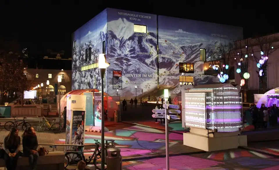 Museumsfassade und Hofboden mit winterlichen Projektionen – WINTER IM MQ, MuseumsQuartier, Wien, Österreich