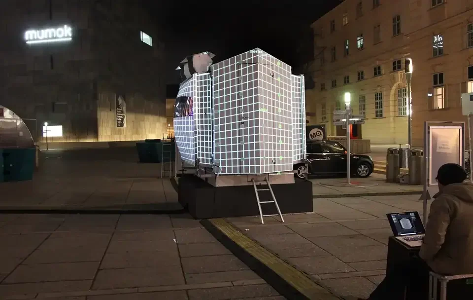 Projiziertes Testgitter auf einem aufgebauten Objekt – WINTER IM MQ, MuseumsQuartier, Wien, Österreich