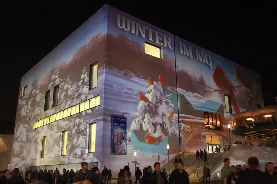 Winterliche Landschaftsprojektion auf die Museumsfassade – WINTER IM MQ, MuseumsQuartier, Wien, Österreich
