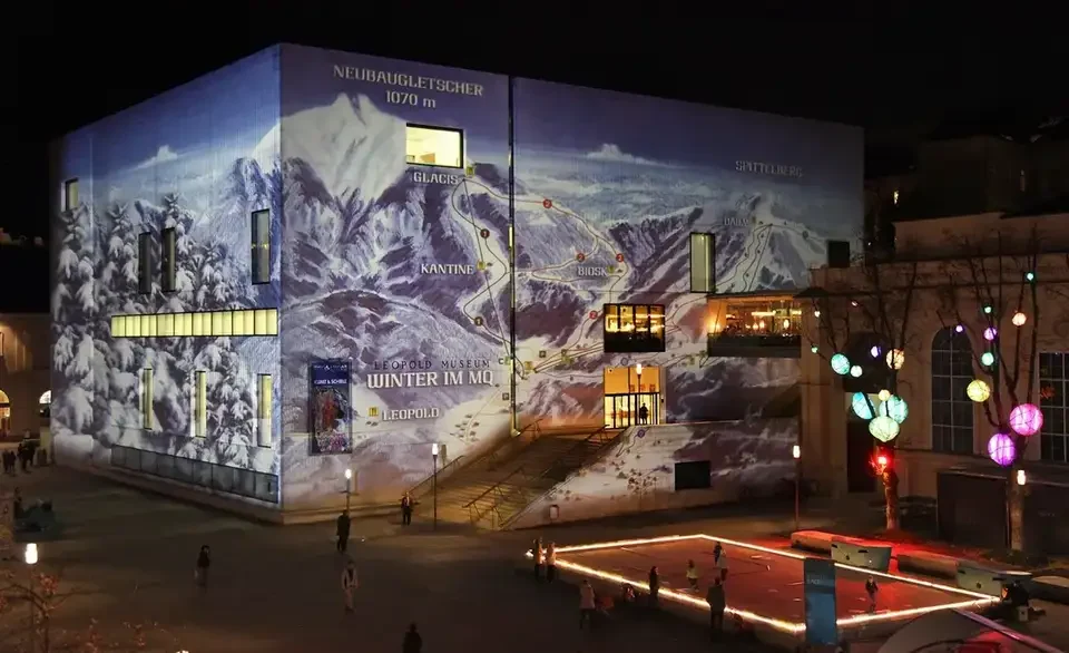 Winterliche Landschaftsprojektion auf die Museumsfassade – WINTER IM MQ, MuseumsQuartier, Wien, Österreich