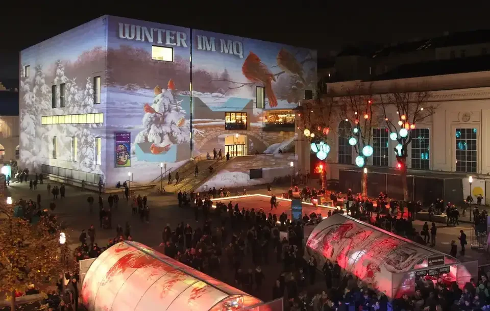 Winterliche Landschaftsprojektion auf die Museumsfassade – WINTER IM MQ, MuseumsQuartier, Wien, Österreich