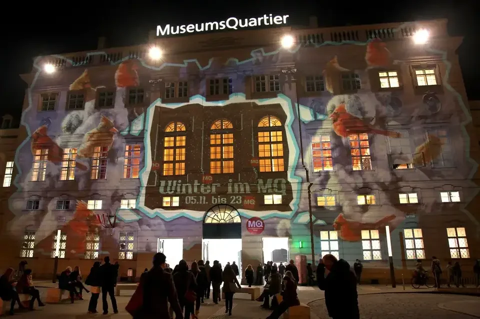 Wintermotive als Projektion über dem MuseumsQuartier-Eingang – WINTER IM MQ, MuseumsQuartier, Wien, Österreich