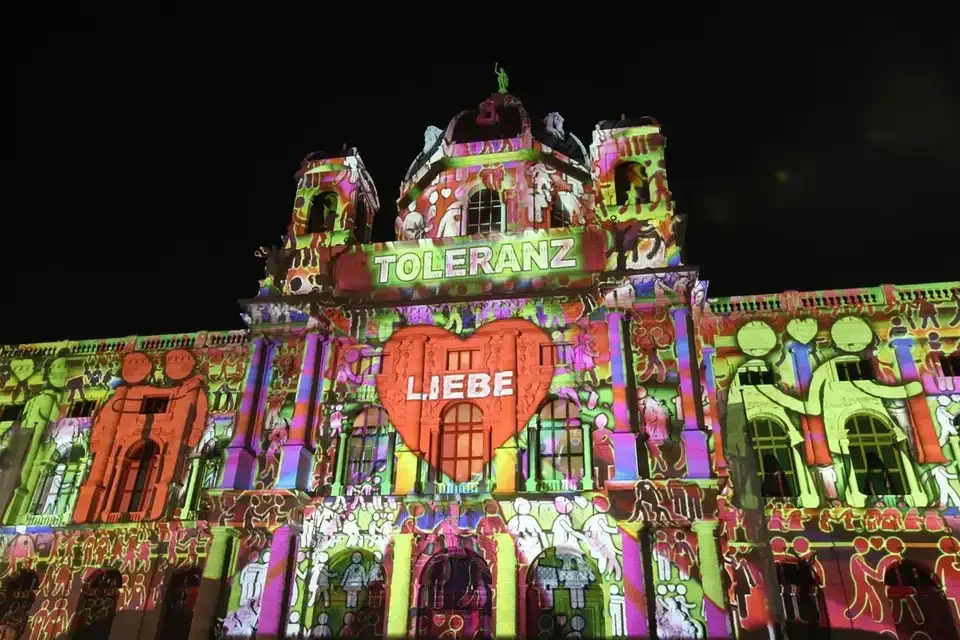Die Wörter Toleranz und Liebe als farbige Fassadenprojektion – WIEN LEUCHTET, Kunsthistorisches und Naturhistorisches Museum, Wien, Österreich