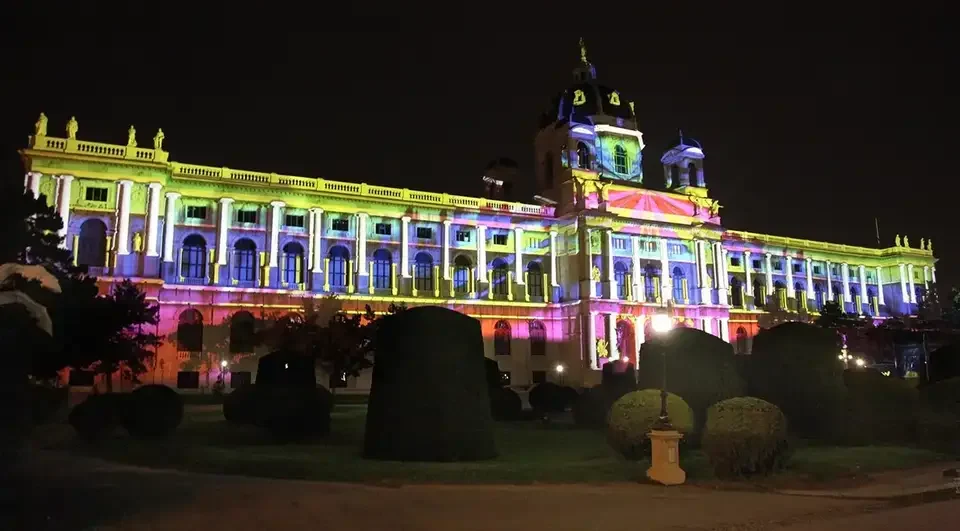 Farbige geometrische Muster als Mapping auf die Museumsfassade – WIEN LEUCHTET, Kunsthistorisches und Naturhistorisches Museum, Wien, Österreich