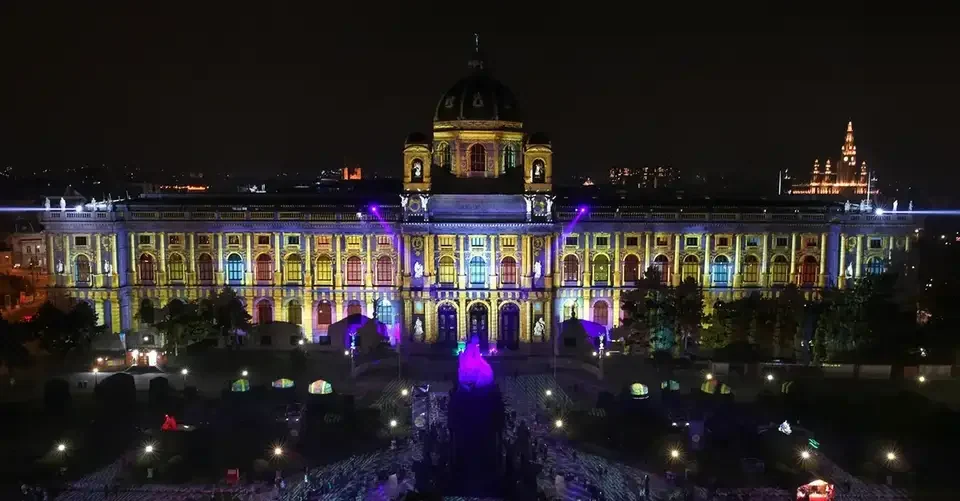 Farbige geometrische Muster als Mapping auf die Museumsfassade – WIEN LEUCHTET, Kunsthistorisches und Naturhistorisches Museum, Wien, Österreich