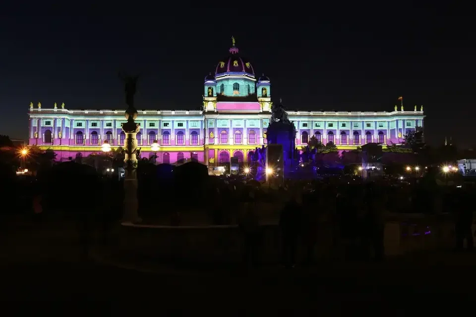 Farbige geometrische Muster als Mapping auf die Museumsfassade – WIEN LEUCHTET, Kunsthistorisches und Naturhistorisches Museum, Wien, Österreich