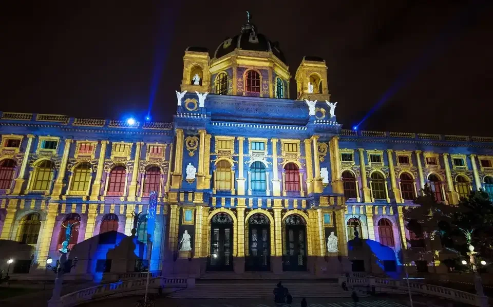 Goldene und blaue Fassadenprojektion auf ein Museum – WIEN LEUCHTET, Kunsthistorisches und Naturhistorisches Museum, Wien, Österreich